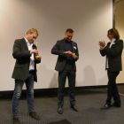 Freiwillige beim Kartoffel durchbohren mit Strohhalm.jpg