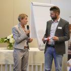 Fr. Zacharis von Sprachenwelt MEL mit Gewinner der Verlosung.jpg